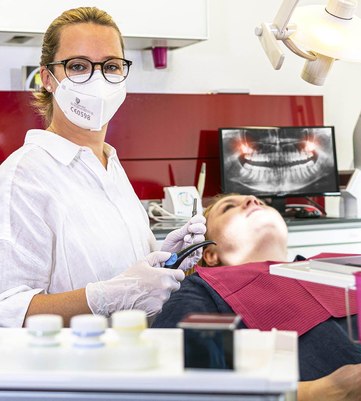 Zahnärztin Catrin Windbichler in ihrer Zahnarztpraxis in Overath Untereschbach