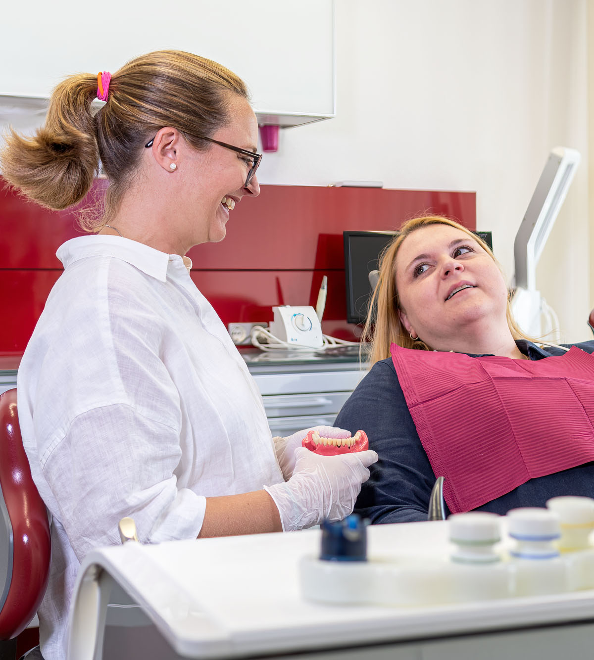 Behandlung in der Zahnarztpraxis Windbichler in Overath